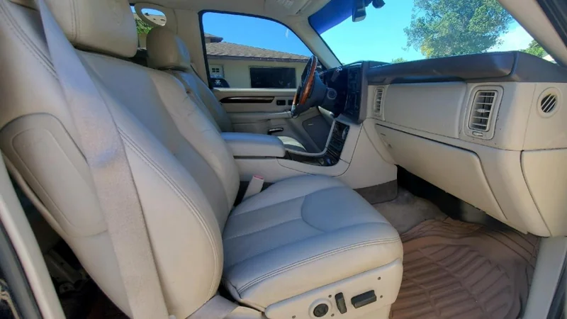 2003 Cadillac Escalade 11