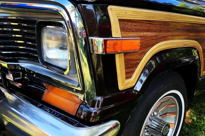 1985 Jeep Grand Wagoneer Base 2