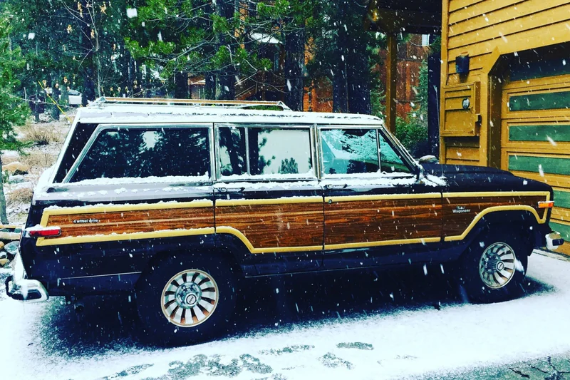 1985 Jeep Grand Wagoneer Base 3