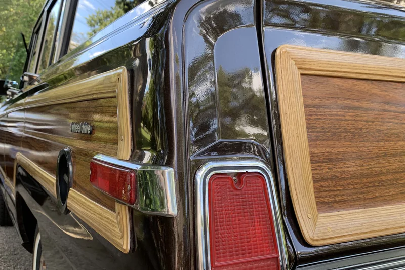 1985 Jeep Grand Wagoneer Base 27