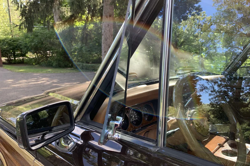 1985 Jeep Grand Wagoneer Base 26