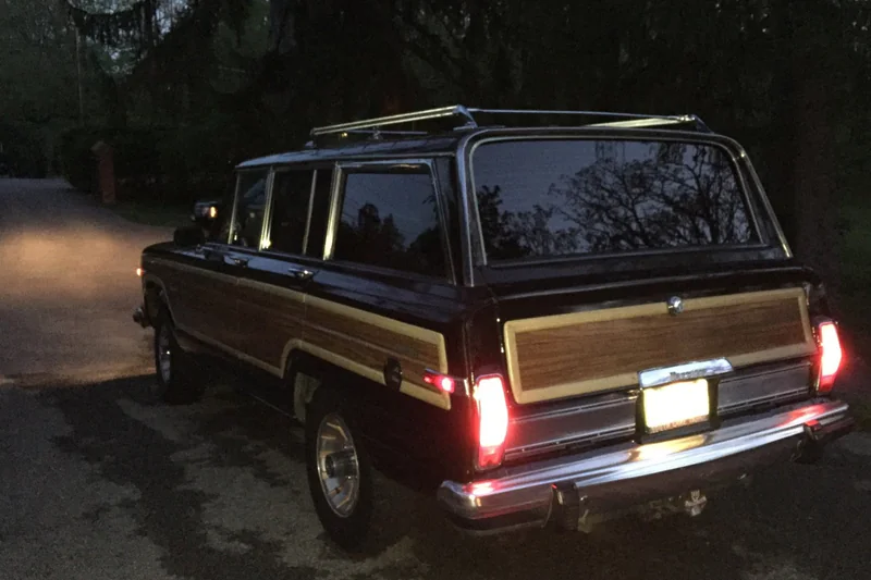 1985 Jeep Grand Wagoneer Base 30