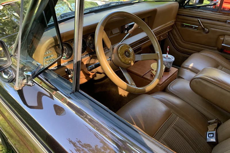 1985 Jeep Grand Wagoneer Base 29