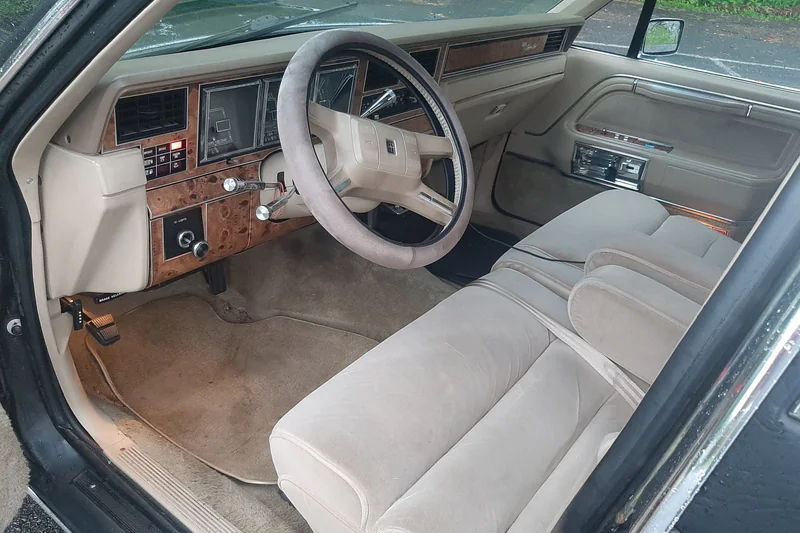 1986 Lincoln Town Car Base 2