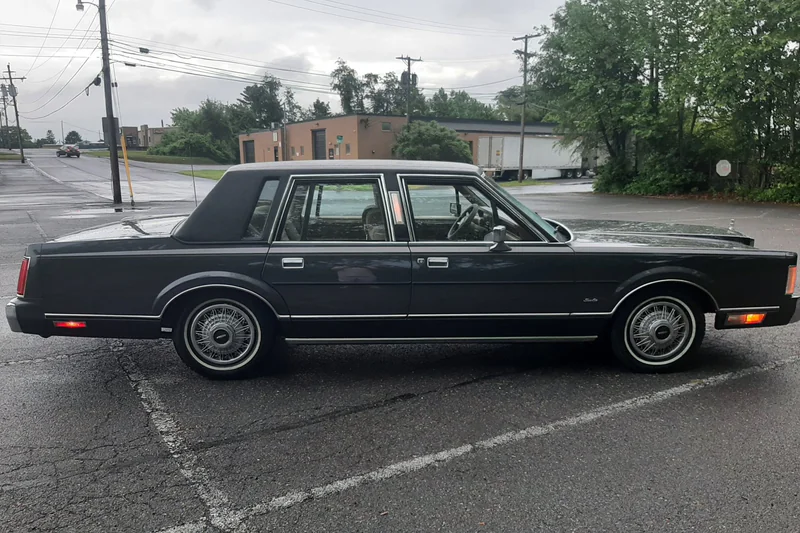 1986 Lincoln Town Car Base 3