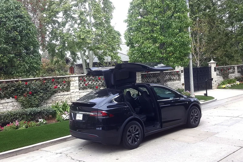2018 Tesla Model X (SUV) 2