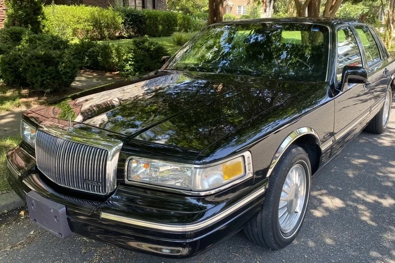 1996 Lincoln Town Car Signature Series 2