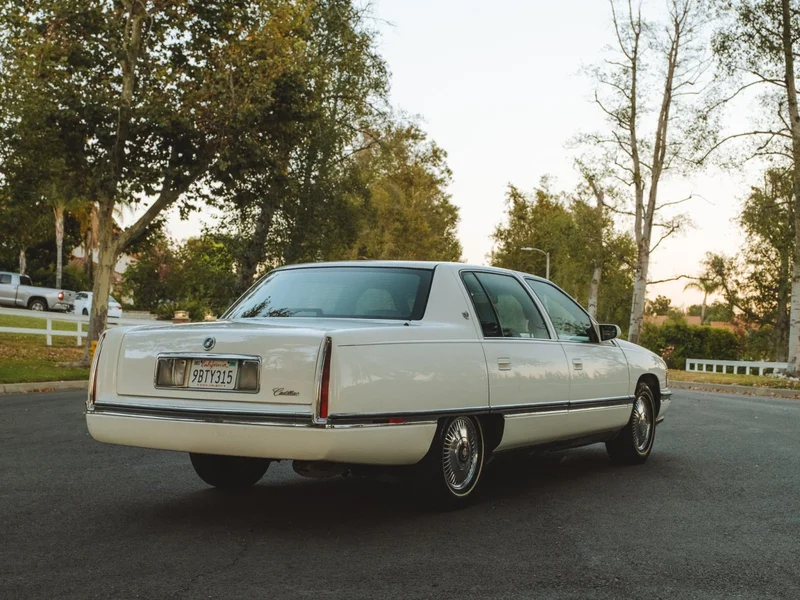 1995 Cadillac DeVille Base 2