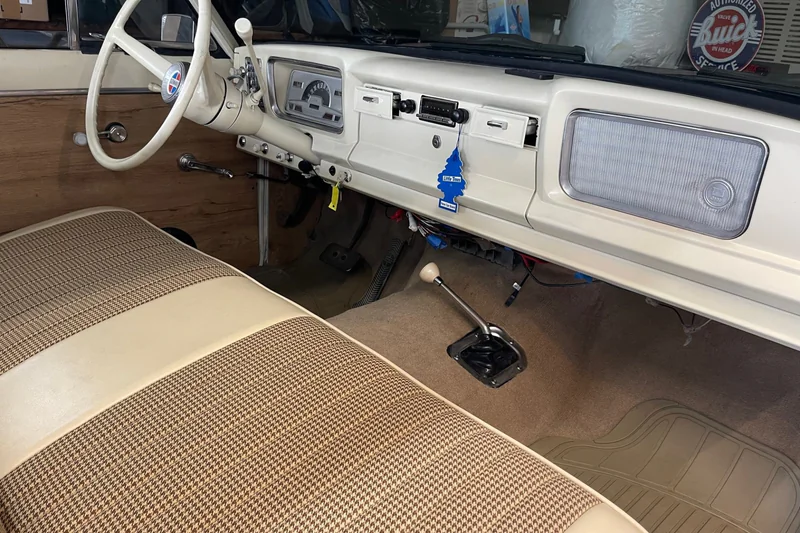 1972 Jeep Wagoneer Base 8