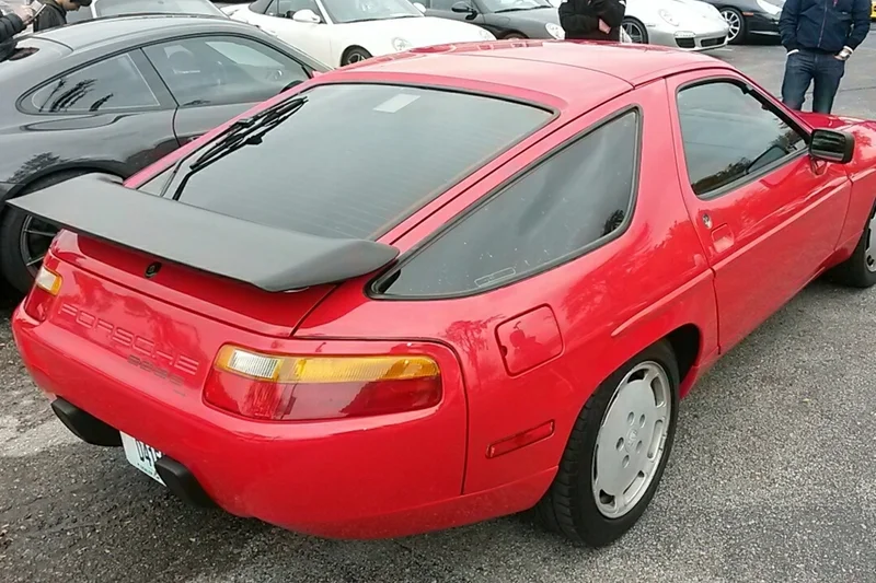 1987 Porsche 928 S4 9